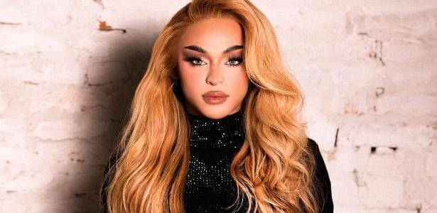 Pabllo Vittar exibe corpo bronzeado em foto ousada.