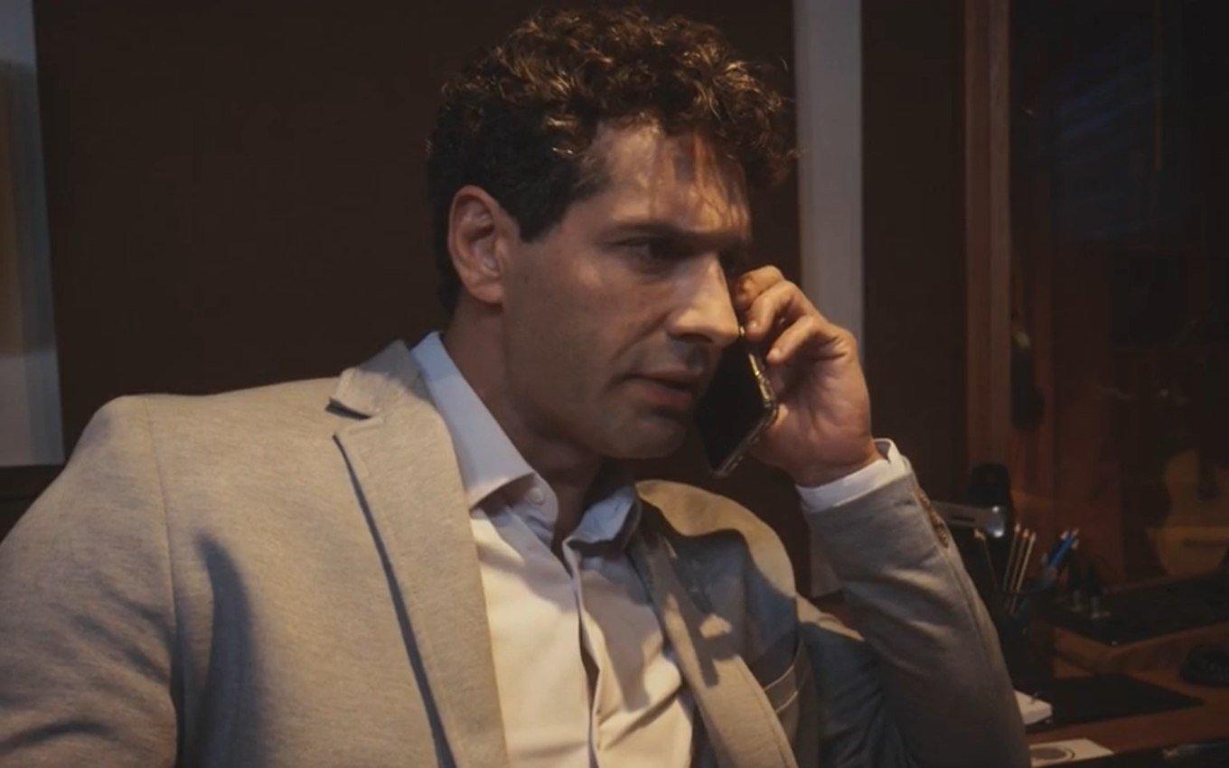 Emoções Proibidas: O Segredo de Ernesto Revelado em Família.