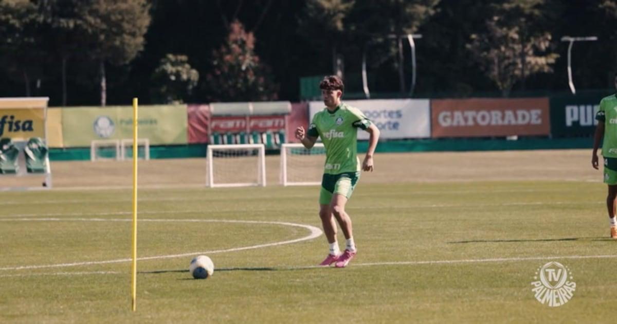 Atacante Lázaro inicia transição física no Palmeiras antes do duelo com o Cruzeiro.