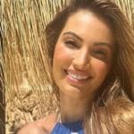 Patrícia Poeta brilha em ensolarado dia na praia espanhola.