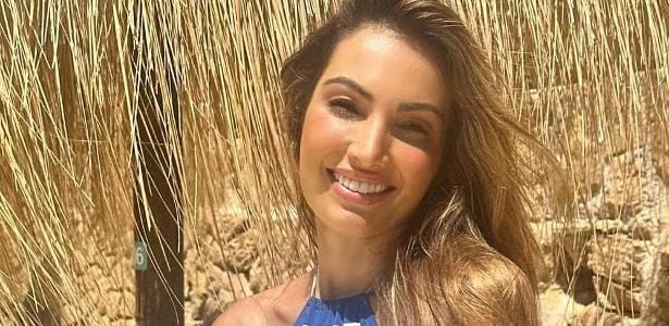 Patrícia Poeta brilha em ensolarado dia na praia espanhola.