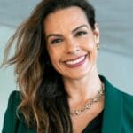 Gina, a heroína que retorna a Família É Tudo para ajudar Hans. Gina, a heroína que retorna a Família É Tudo para ajudar Hans.