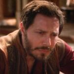 Hamã planeja enforcar Mordecai em praça pública.