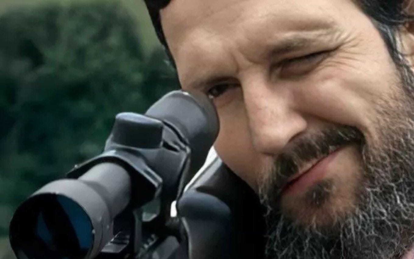 Renascer: Egídio comete erro e entrega detalhes da arma usada no assassinato.