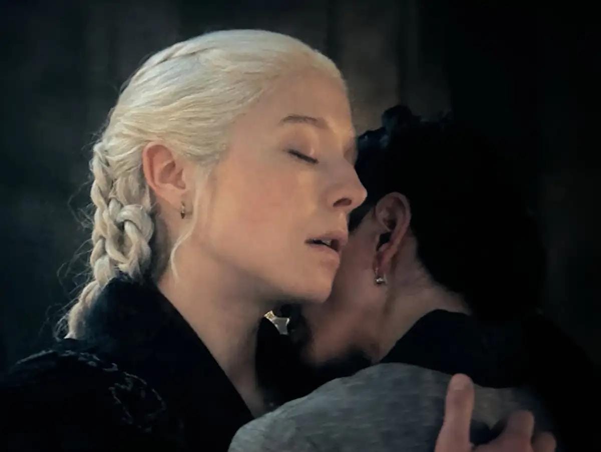 Rhaenyra e Mysaria: uma cena lésbica inspirada pela atriz Emma D'Arcy.