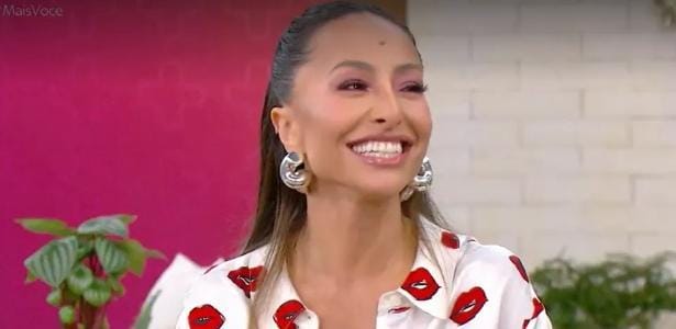 Sabrina Sato aproveita dia de sol no Japão com traje ousado.