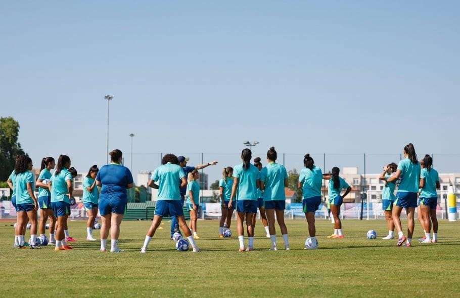 A Seleção Feminina Brasileira se prepara para as Olimpíadas na França.