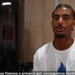 Zagueiro do Sevilla comemora vitória da França sobre os EUA nas Olimpíadas.