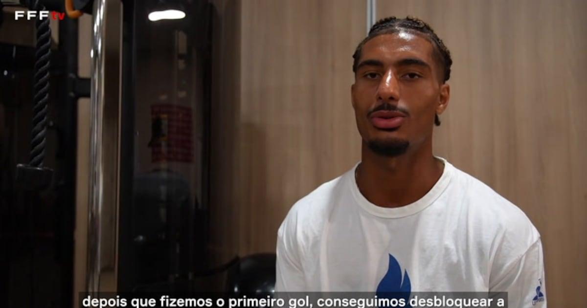 Zagueiro do Sevilla comemora vitória da França sobre os EUA nas Olimpíadas.