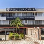 Homem esfaqueia criança na cabeça após briga familiar.