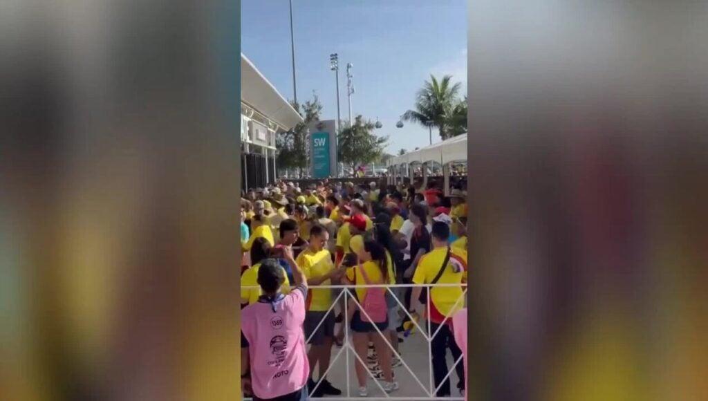 Torcedores tentam invadir estádio em final da Copa América, causando confusão.