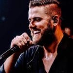 Zé Neto se afasta dos palcos devido a infecção.