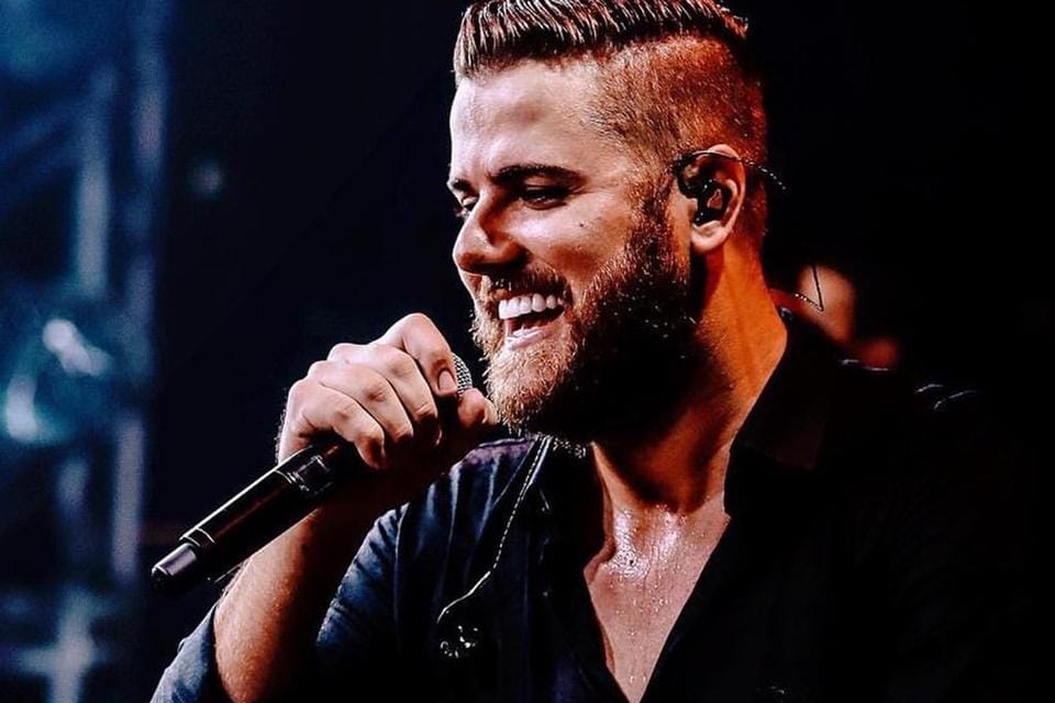 Zé Neto se afasta dos palcos devido a infecção.