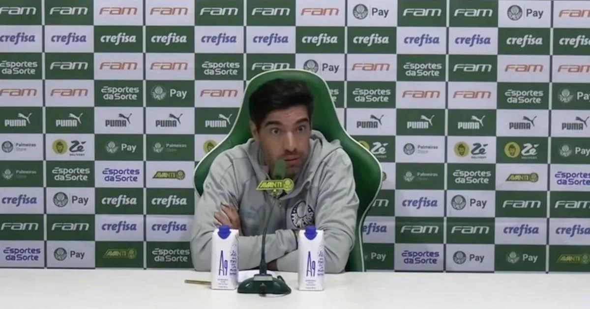 Abel Ferreira celebra vitória com presidente Leila.