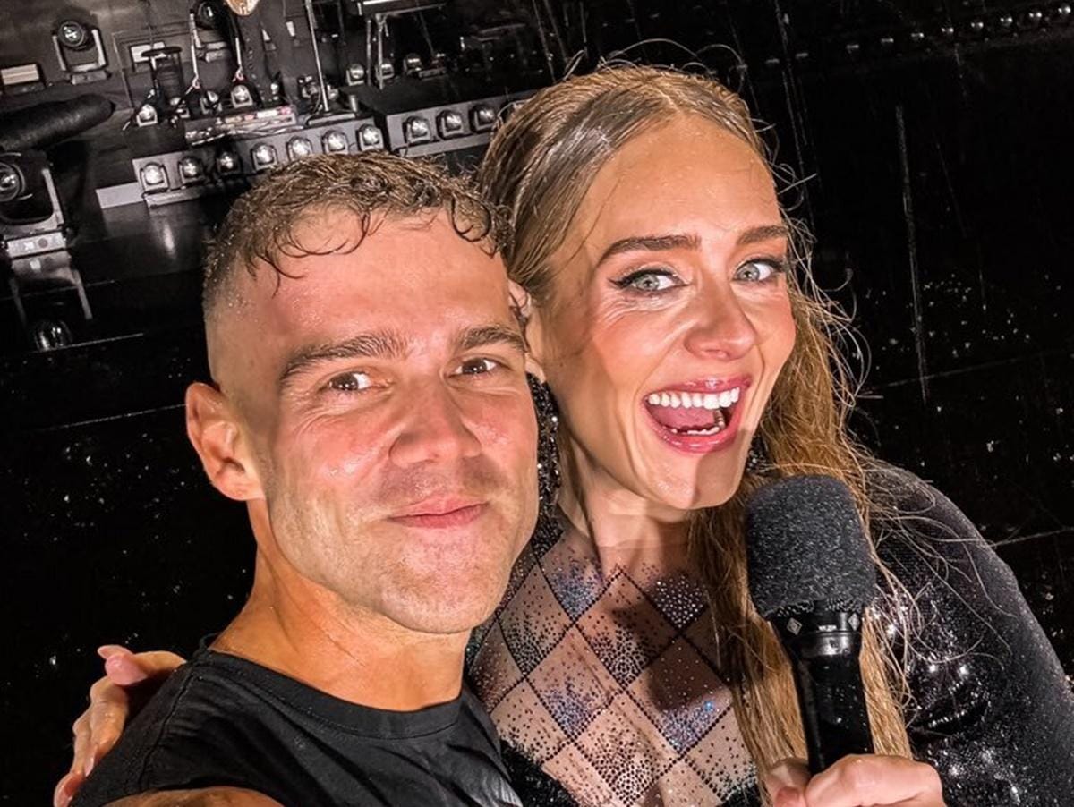 Adele surpreende fã brasileiro durante show em Munique.