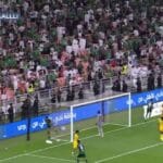 Gol de Roberto Firmino leva Al-Ahli à vitória sobre Al-Orobah.