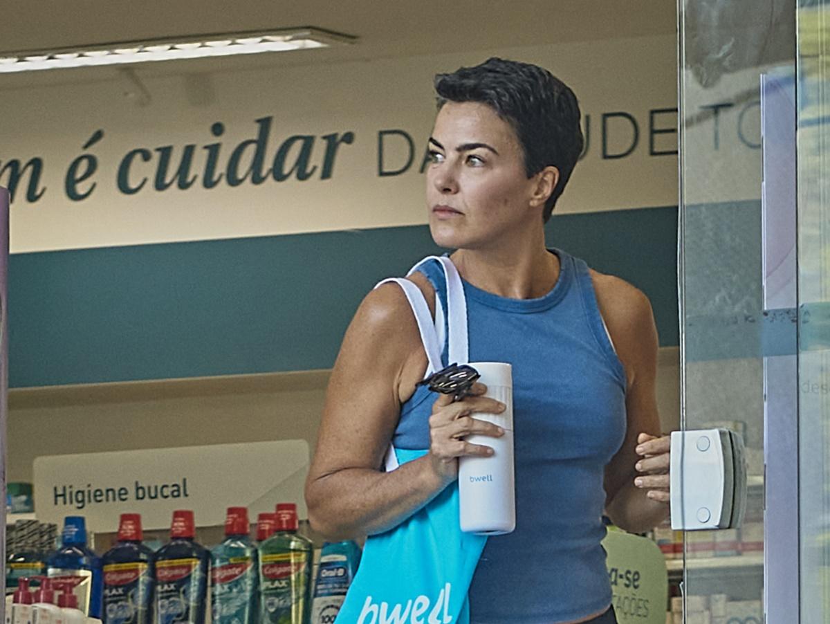 Atriz Ana Paula Arósio reaparece em drogaria após 16 anos longe da TV.