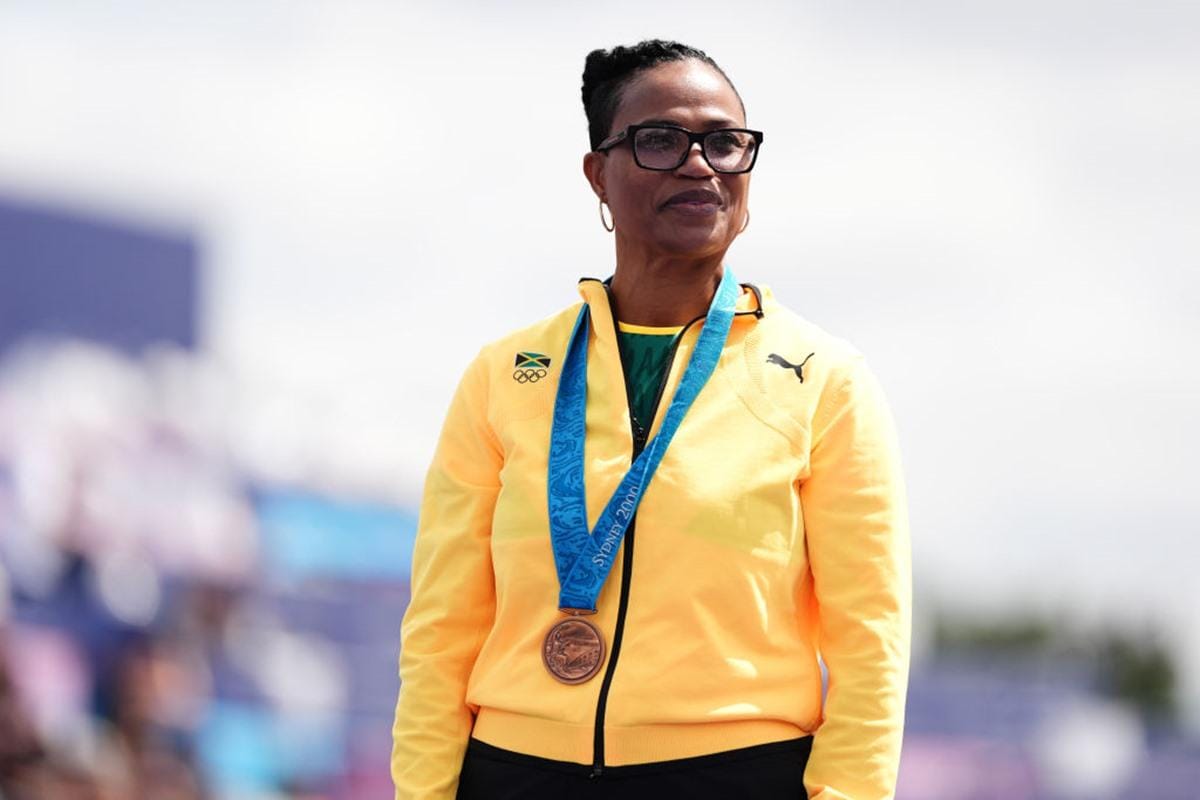 Velocista jamaicana ganha medalha olímpica 24 anos depois.