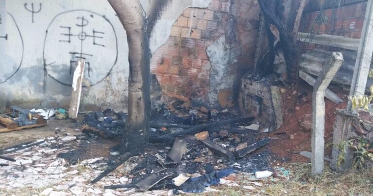 Incêndio em barraco deixa moradora gravemente ferida.