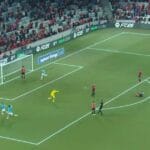 Árbitro aponta falta após revisão no VAR; Belgrano marca, mas não vale.