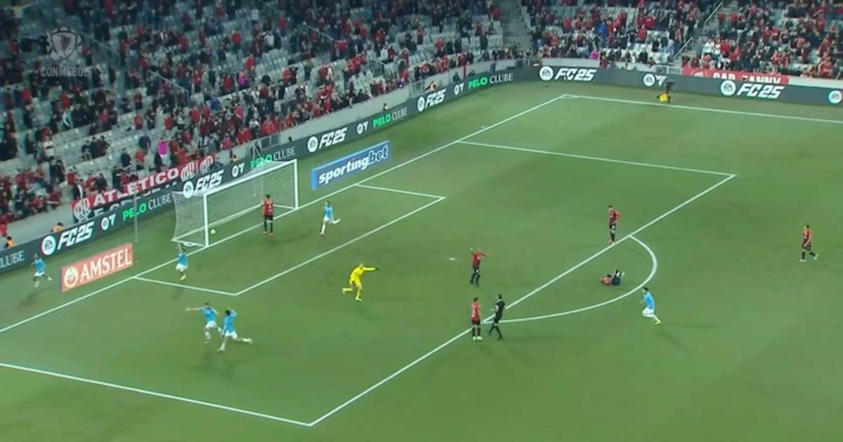 Árbitro aponta falta após revisão no VAR; Belgrano marca, mas não vale.