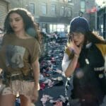 Billie Eilish revela admiração por Charli XCX em remix de "Guess". Billie Eilish revela admiração por Charli XCX em remix de "Guess".