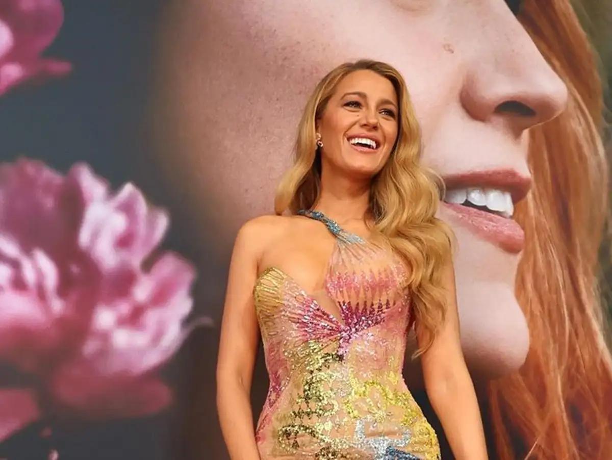 Blake Lively elogia Britney Spears com vestido icônico em estreia de filme.
