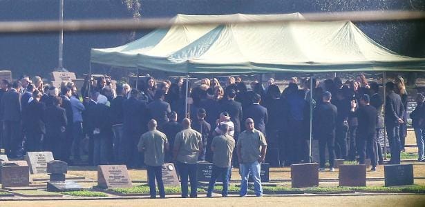 Canais de TV respeitam a família de Silvio Santos em seu sepultamento.