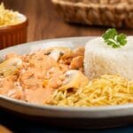 Cozinhe uma deliciosa carne de panela com molho de estrogonofe. Cozinhe uma deliciosa carne de panela com molho de estrogonofe.