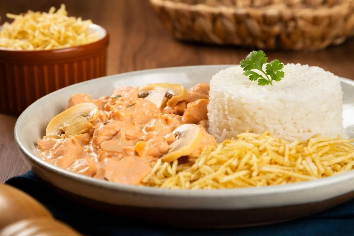 Cozinhe uma deliciosa carne de panela com molho de estrogonofe.