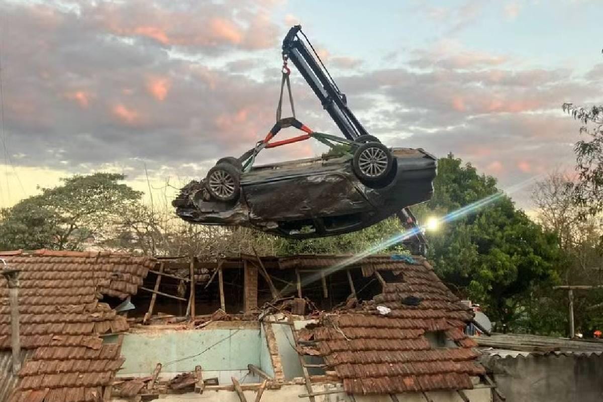 Carro removido de telhado após acidente em Campinas.