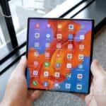 CEO da Huawei é visto com celular dobrável de três telas.