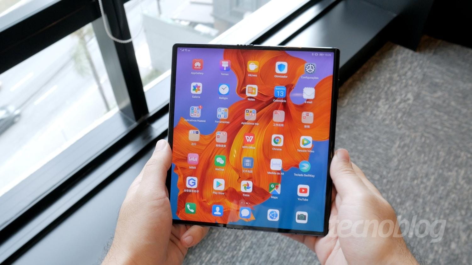 CEO da Huawei é visto com celular dobrável de três telas.