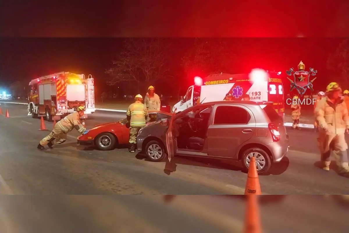 Carro de colecionador danificado em colisão no Parque da Cidade.