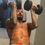 David Beckham revela abdômen definido durante treinamento na academia. David Beckham revela abdômen definido durante treinamento na academia.
