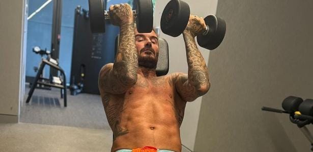 David Beckham revela abdômen definido durante treinamento na academia.