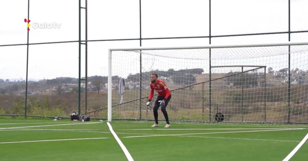 Deyverson marca gol em treino do Galo antes do clássico.