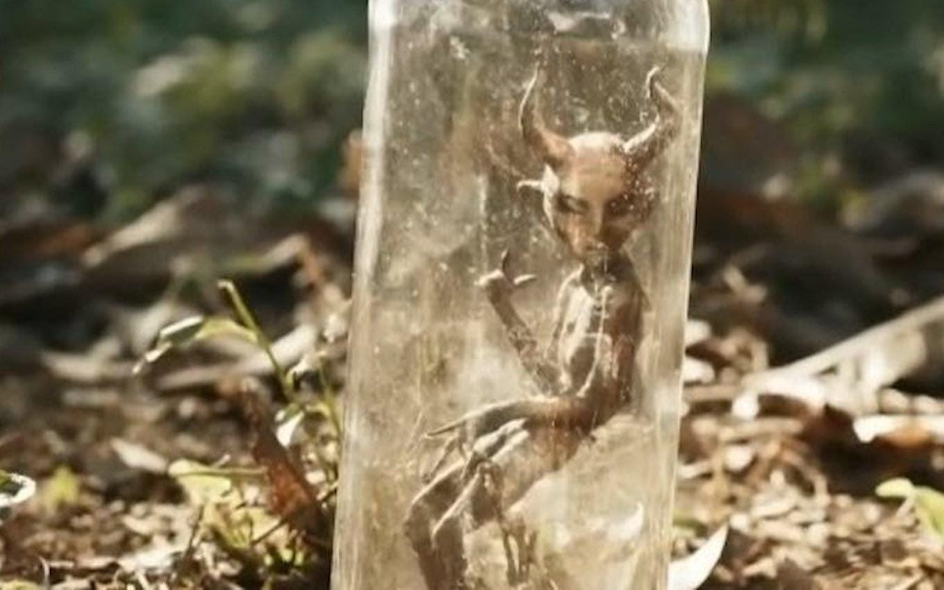 Diabinho sangrando e devorado em capítulo macabro.