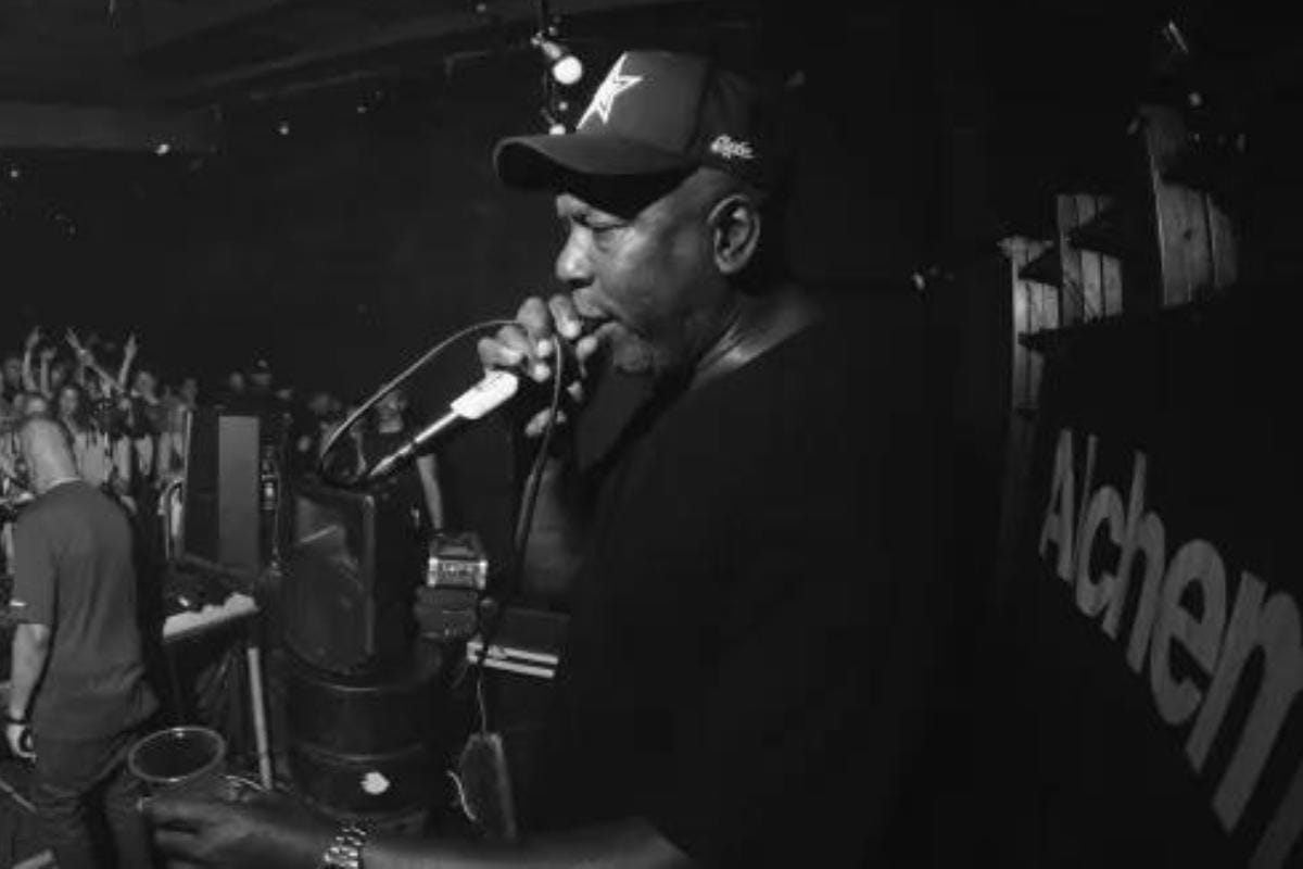 Lamentado falecimento do icônico DJ Randall aos 54 anos.