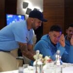 Ederson do Manchester City celebra aniversário com o elenco.