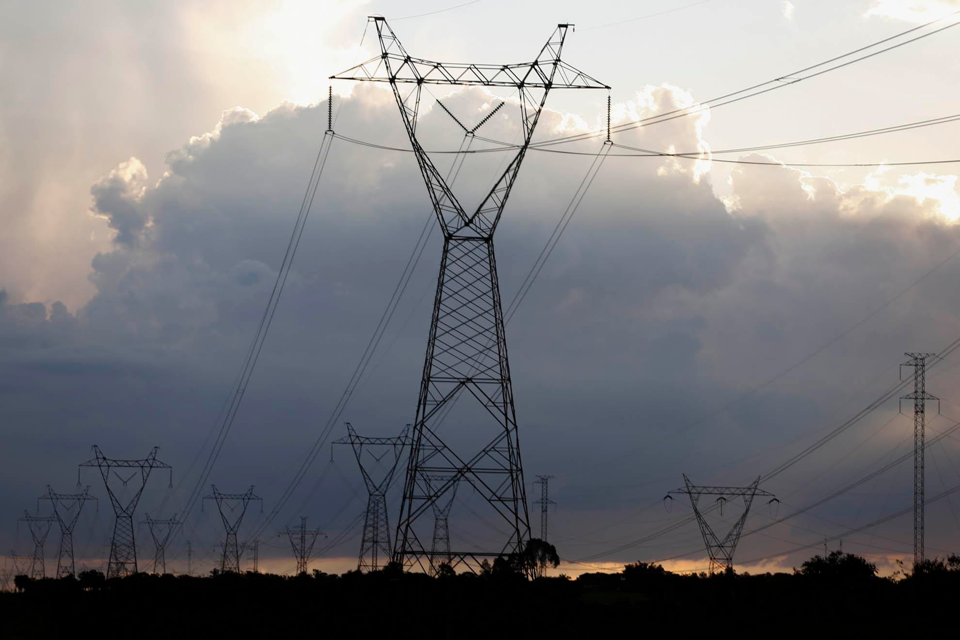 Energia volta ao Acre e Rondônia após apagão de quase 4 horas.