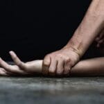 Homem brutalmente mata sua companheira após espancamento. Homem brutalmente mata sua companheira após espancamento.