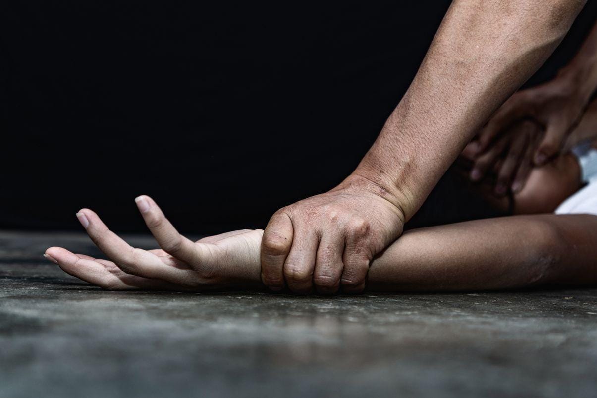 Homem brutalmente mata sua companheira após espancamento.