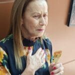 "Fã emociona ao levar 'aviãozinho' para se despedir de Silvio Santos no hospital."