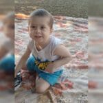 Pais unidos compram botinha para menino com atraso motor.