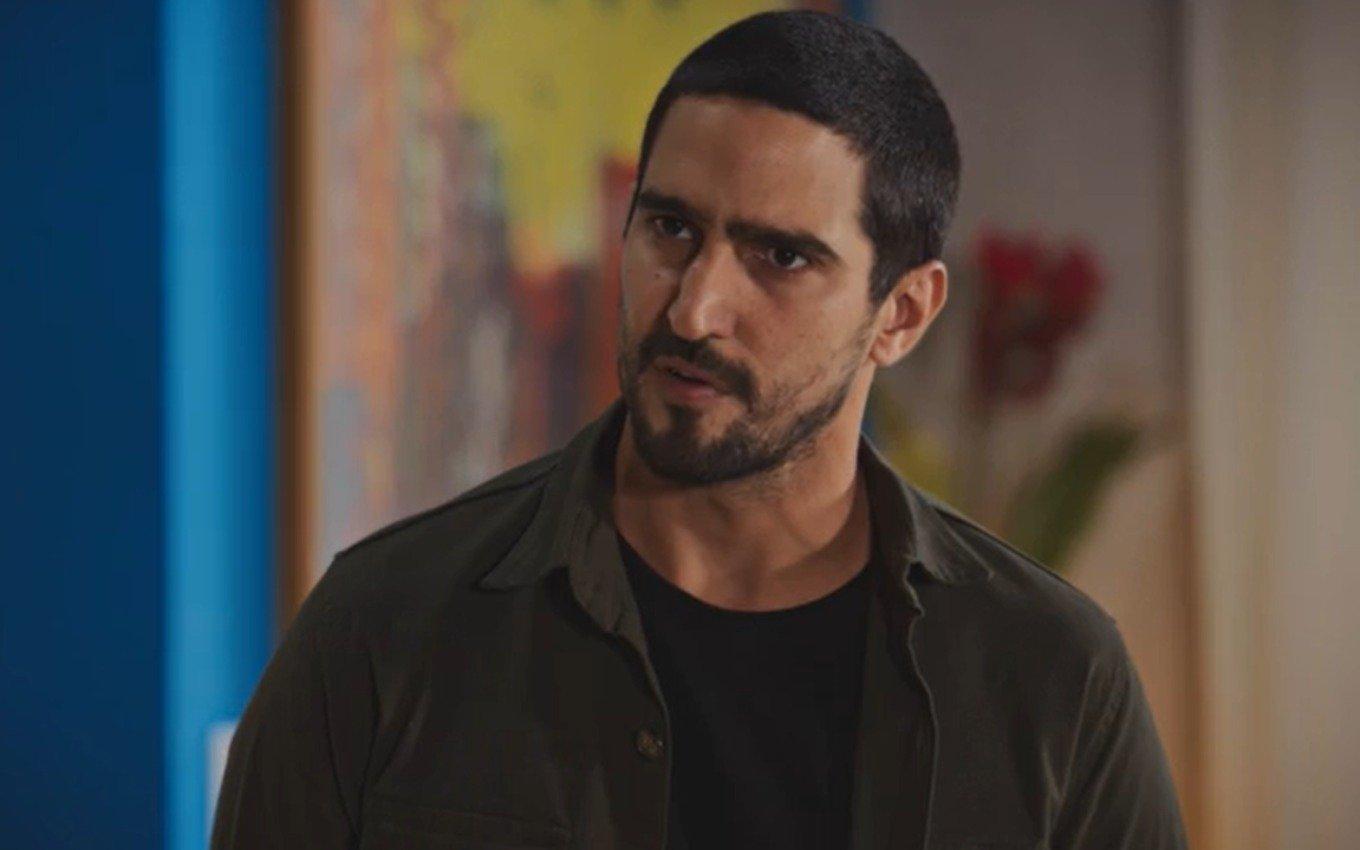 Tom, o herói de Família É Tudo, arrisca tudo para salvar Léo e Vênus.