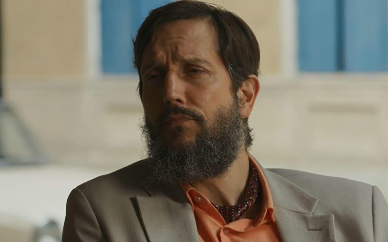 Egídio ridiculariza José Inocêncio e é humilhado publicamente.