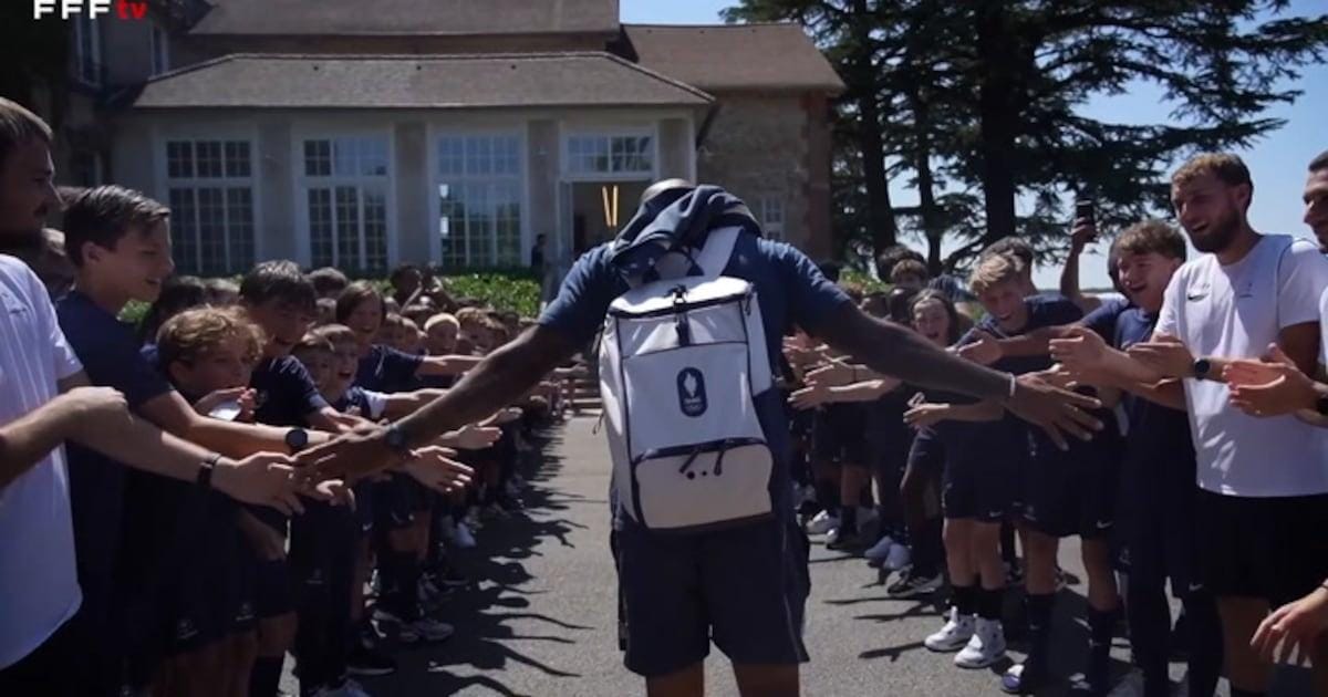 Celebração calorosa da seleção francesa em Clairefontaine.
