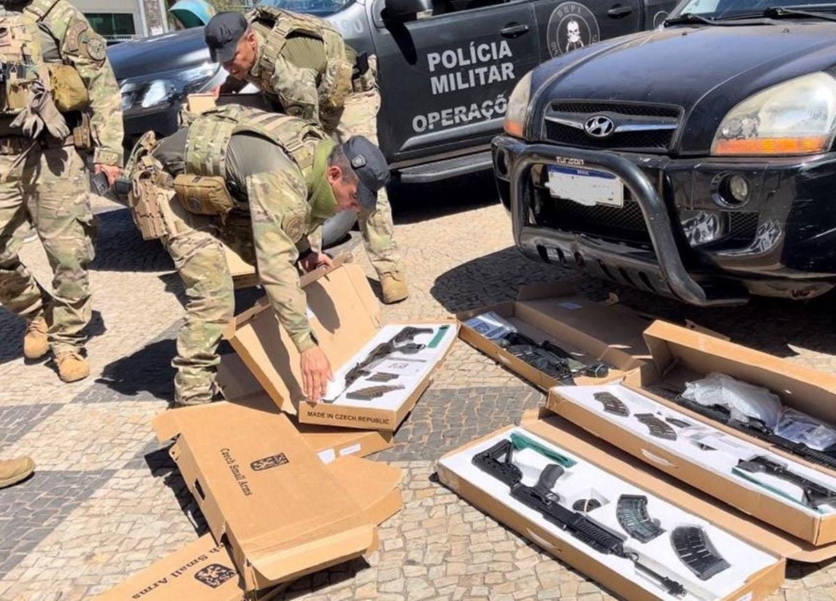 Fuzis tcheco-paraguaios apreendidos no Brasil podem fazer parte de esquema maior.