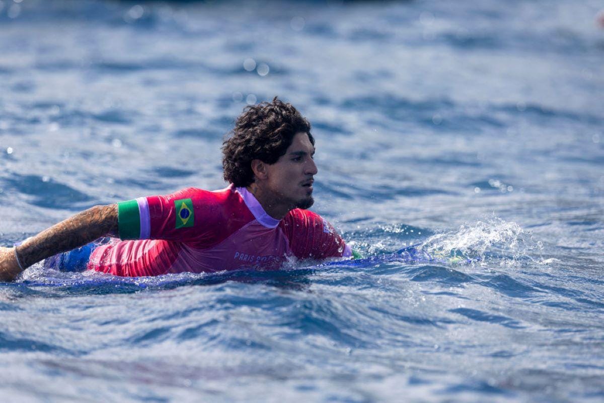 Gabriel Medina avança à semifinal do surfe.